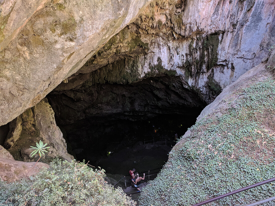 Пещера Зевса - фото у входа в пещеру