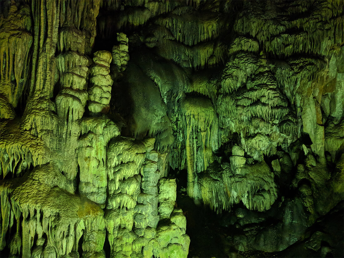 Сталактиты в Пещере Зевса - главная ее достопримечательность