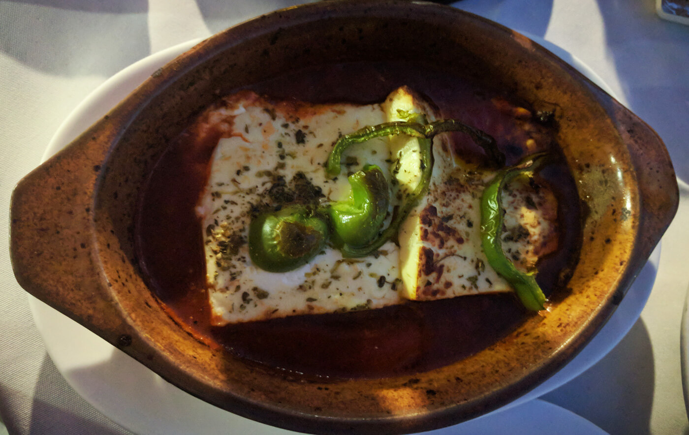 Запеченный сыр фета - популярное греческое блюдо, которое подают на гарнир