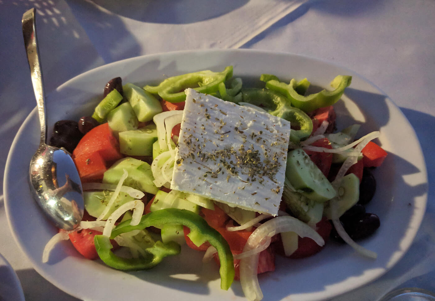 Греческий салат или крестьянский салат - это самый популярный салат в греческой кухне