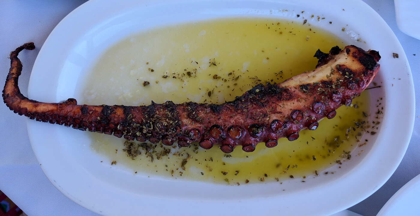 Щупальца осьминога - популярное блюдо греческой кухни среди туристов